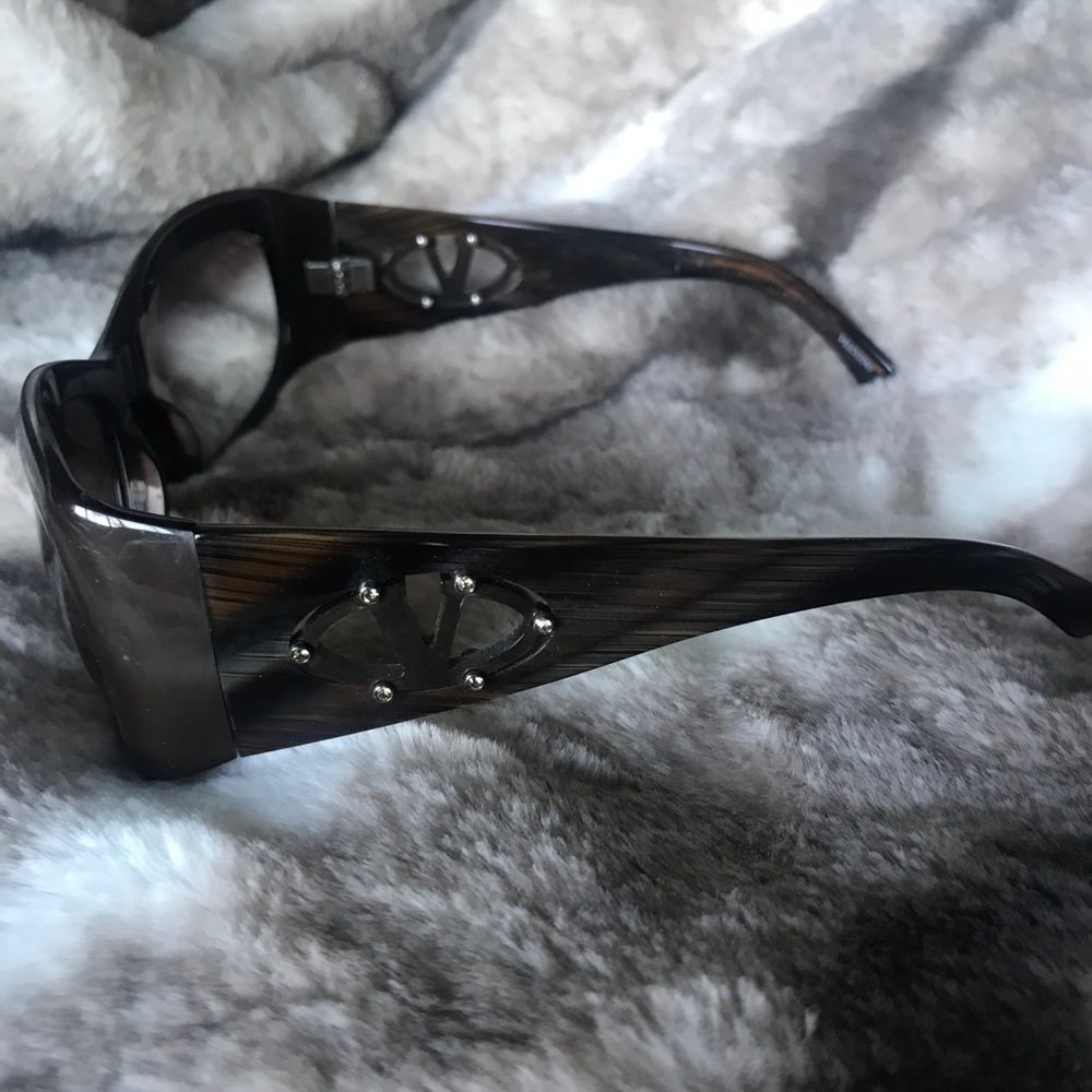 Brown Tortoise Color Valentino Sunglasses - Picture 6 of 6